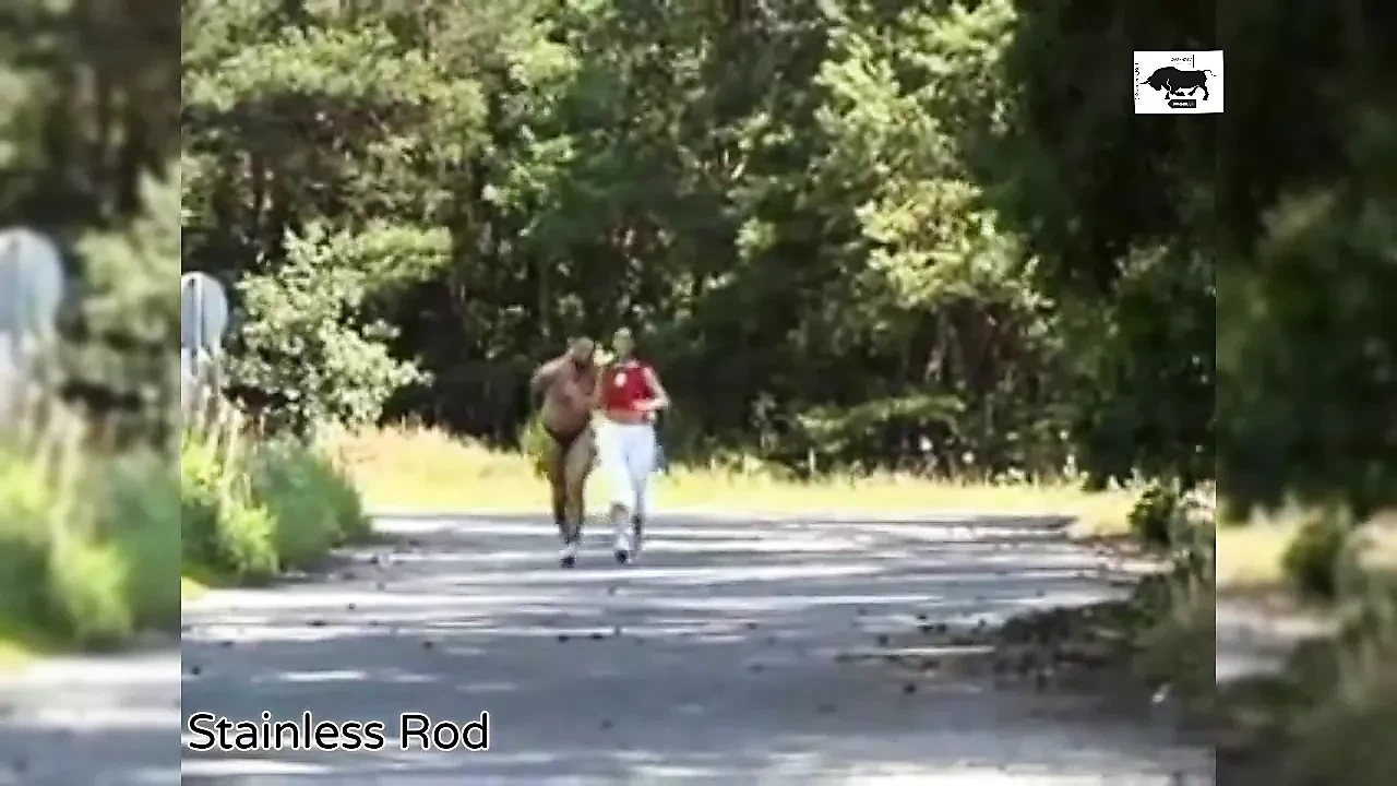 严厉的女主人更加努力地支配她的奴隶