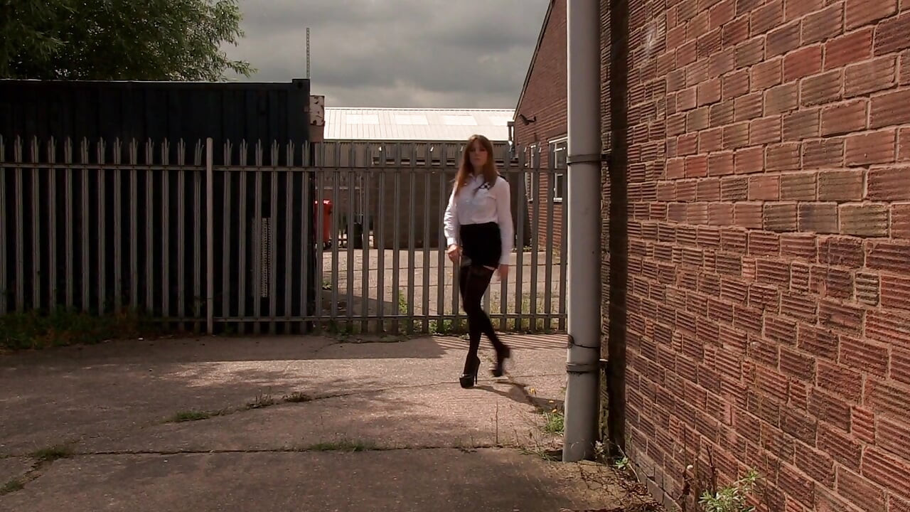 Outdoor sex with horny babe in uniform