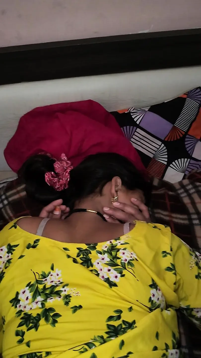 在Suhagraat新婚后，性感人妻和印度家庭主妇做爱