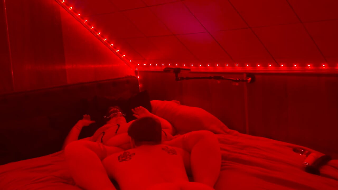 A cona da Sra. Sinful lambida, toma um grande gozo na bunda