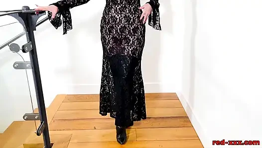 Red XXX masturbiert in schwarzen spitzen und stiefeln