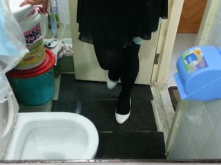 Белые лакированные туфли с соблазнительными черными колготками 13