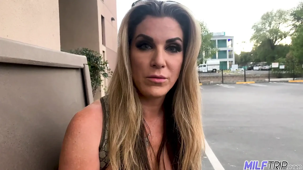 Sexy MILF Kayla Paige gets naked and naughty