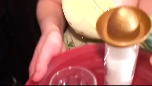Spermaessen aus einem schnapsglas
