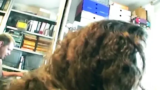 Brunette keriting menunggangi keras di kursi kantor