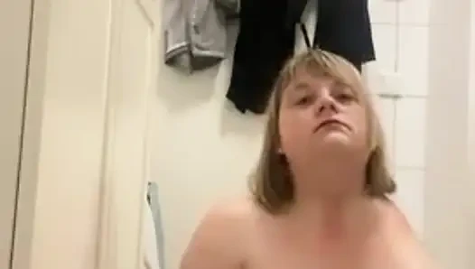 Amputiertes mädchen hat spaß mit ihrem großen dildo