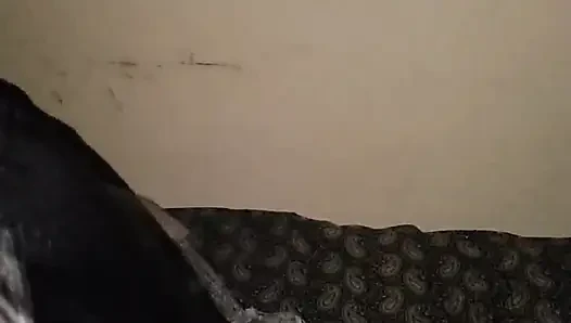 Üvey kız kardeşimle çabucak, kıyafetlerini giyiyorum
