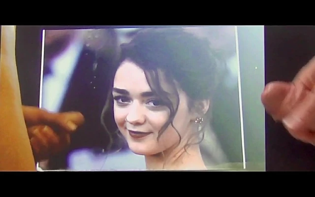 Maisie Williams double tribute