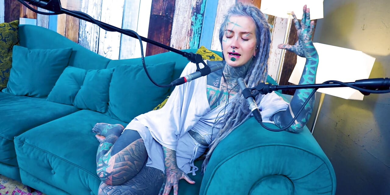 Puhun S - Häpeä - ASMR podcast SFW puhuu gootti laiha tyttö rastat tatuointi malli musteella tyttö