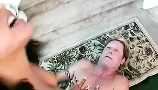 Юной сучке трахает ее бритую пизду ебарь в помещении