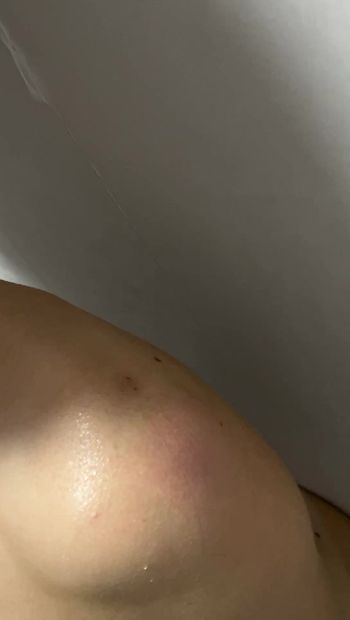 Sexy mädchen neckt nackten körper im badezimmer