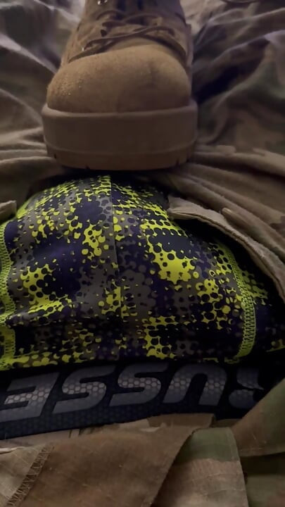 Vojnik američke vojske drka u uniformi i svršava po gaćicama