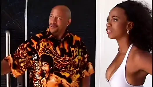 Чернокожая с круглой жопой делает грязный минет перед трахом