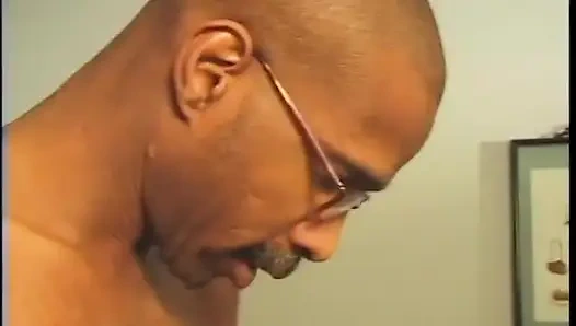 Blonde MILF gibt schwarzem hengst schmutzigen kopf