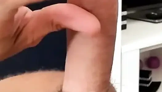 Büyük yarağı okşuyor (bölüm 2)