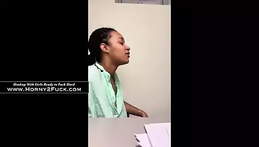 Une adolescente noire de horny2fuck suce une grosse bite blanche