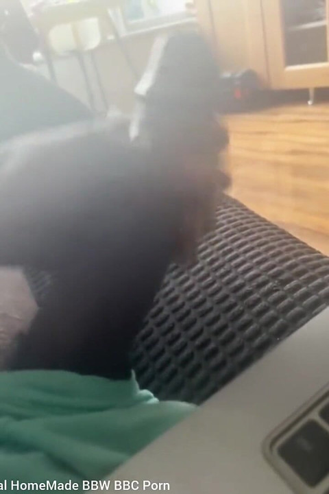 Membelai kontol hitam besarku menonton porno