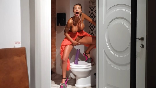 Doce Monika Fox em roupa tão sexxxy brinca com enorme vibrador, se masturbando, esguichando e mostrando prolapso