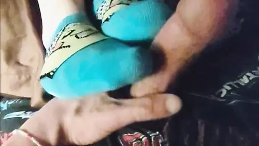 Footjob kaus kaki pokemon seksi dengan kaus kaki & hello kitty lagi asik ngocok kontol dengan kaus kaki