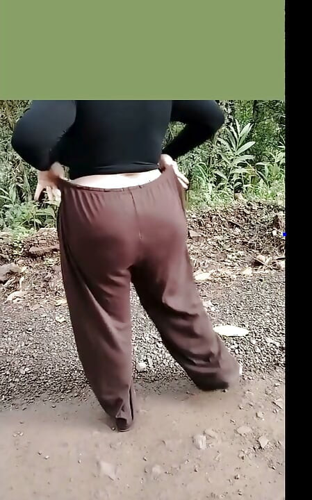 Madrastra con camiseta transparente luciendo en público.