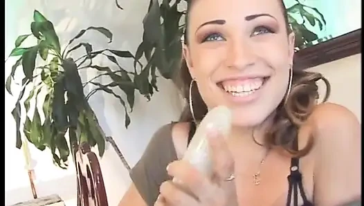 Sexy junge brünette bekommt einen dildo und einen guten fick als geschenk zum geburtstag