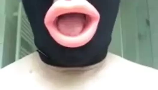Ben maskeli ve ağzı tıkalı😀