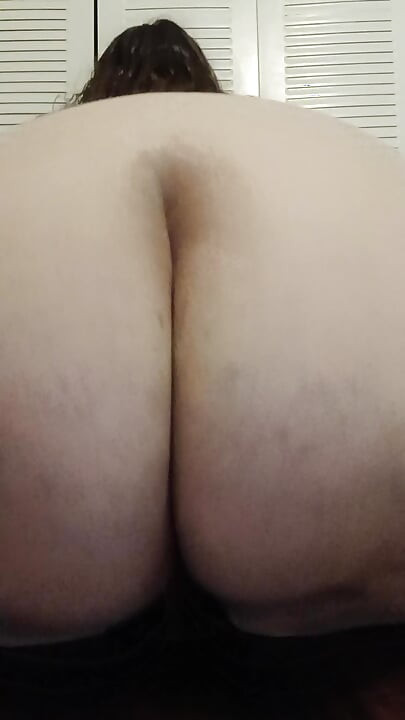 Žena sa velikim sisama jaše veliki crni dildo