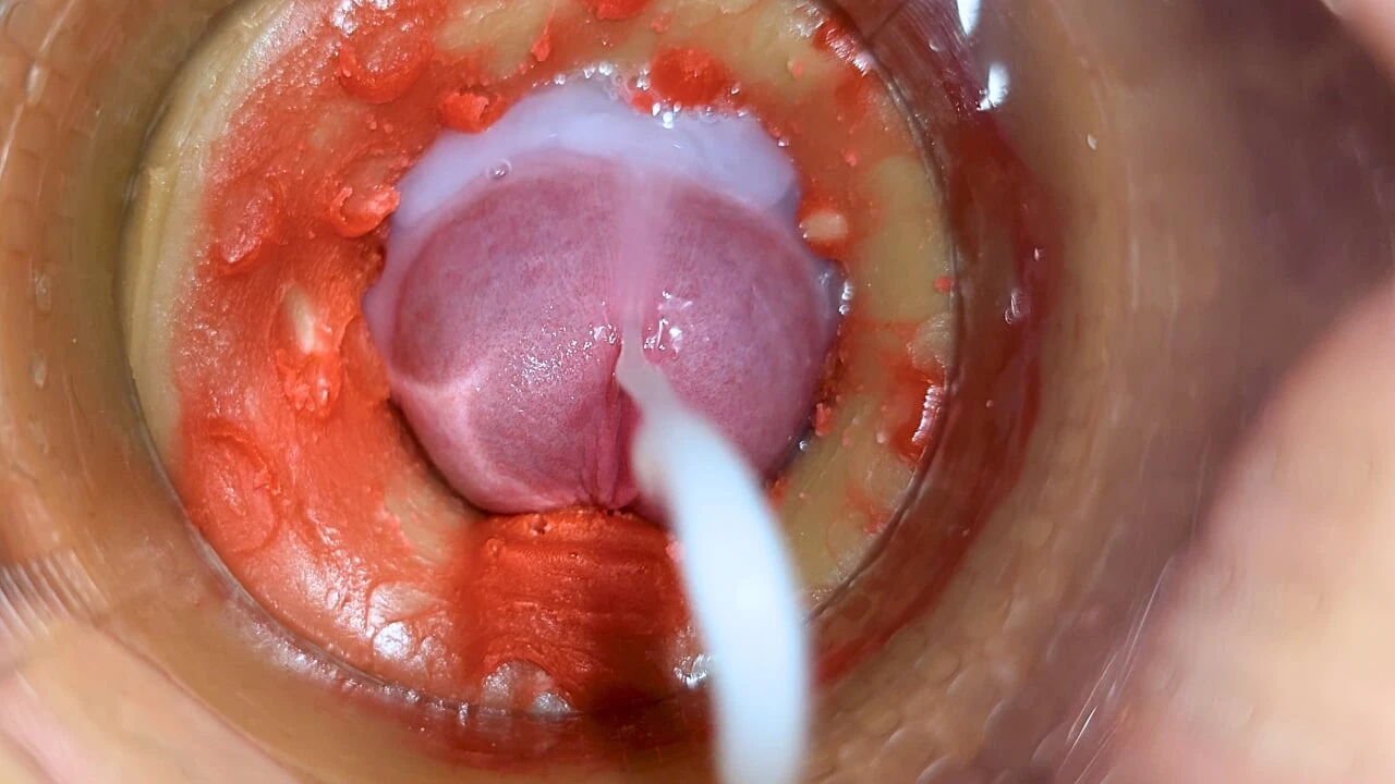 Une caméra dans une chatte profonde capture une énorme éjaculation de sperme 4k