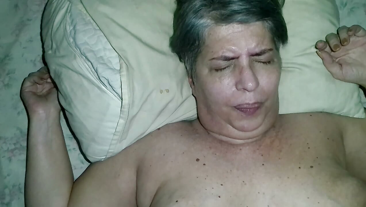 زوجان حقيقيان من الأجداد يستمتعان بالجنس وسط انقطاع التيار الكهربائي