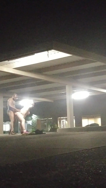 ¡Sexo arriesgado en un estacionamiento vacío! | Clip 1