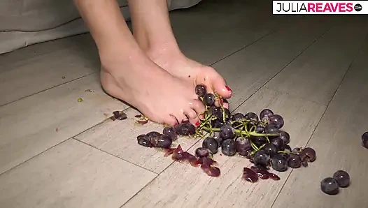 Фут-фетиш, она пюре винограда и играет с твоими большими сиськами