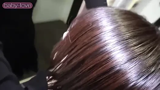 Seorang wanita cantik di lounge Roppongi yang berkencan di Chinatown jatuh ke dalam spiral pribadi yang sembrono.