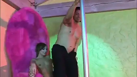 Striptizci götünü siktiriyor