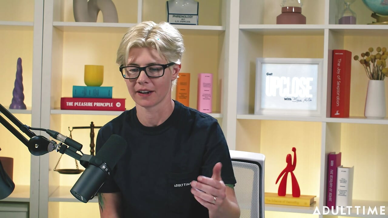 Khloe Kingsley sprøjter på kamera og Red Flags The Adult Time Podcast