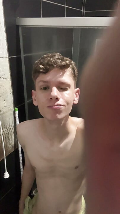 Twink vücudunu gösteriyor ve duşta çıplak