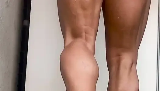Тугая задница мускулистой милфы взрывается под гибкую жару