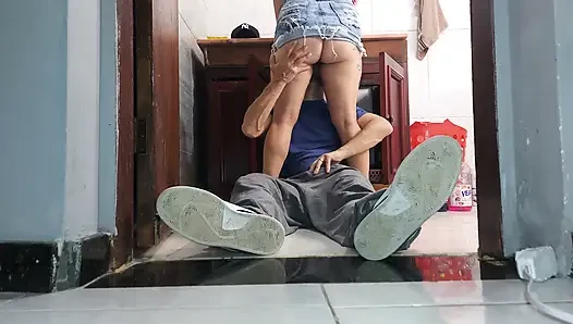 Istri sange ini lagi asik tukang ledengnya pakai rok mini tanpa celana dalam