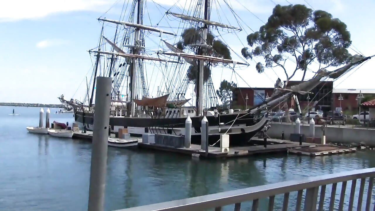 Fată negresă cu țâțe uriașe agățată de un tip norocos pentru un futai dur ciudat