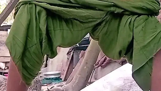 Kobita Bhabi очень сексуальна. Показываю киску сбоку.