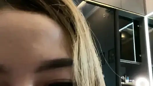 Gadis terangsang masturbasi di seks panggilan video