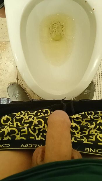 友達のトイレで放尿＃13