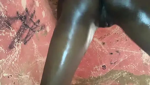 Горячая чернокожая крошка танцует в видео от первого лица, сногсшибательный вид спереди и сзади