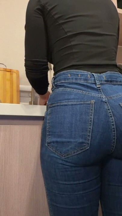 Mutfakta Bulaşık Yıkarken Hizmetçimin Sıkı Kot Pantolonlu Büyük Götüne Boşalıyorum | Bölüm 1