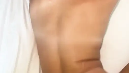 Brünettes schätzchen katie Kush genießt ihr freches bad