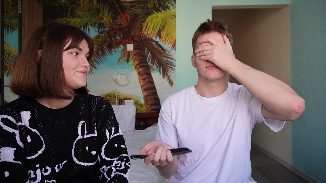 流行的在线游戏在视频博客期间变成继兄弟和继妹之间的性爱