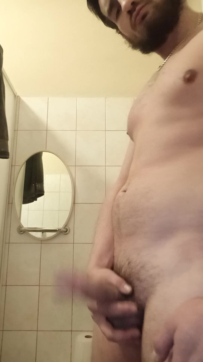 Sama pred ogledalom