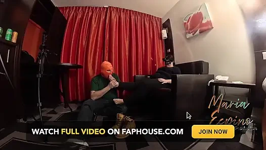 İtaatkârım Ayaklarımı Seviyor