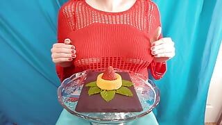Rikki Ocean вытекает свежие сливки для ее клубничного шорт-кейка