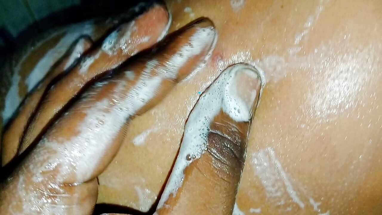 Desi girls bathing saxy beautiful video 😜