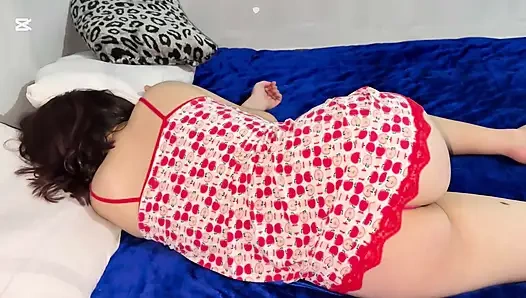 Моя молодая жена валялась, я пошел к ней и мы